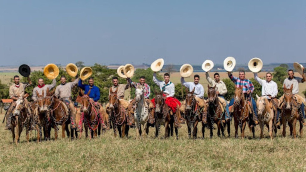 Peões montados a cavalo na fazenda. Foto: Zzn Peres