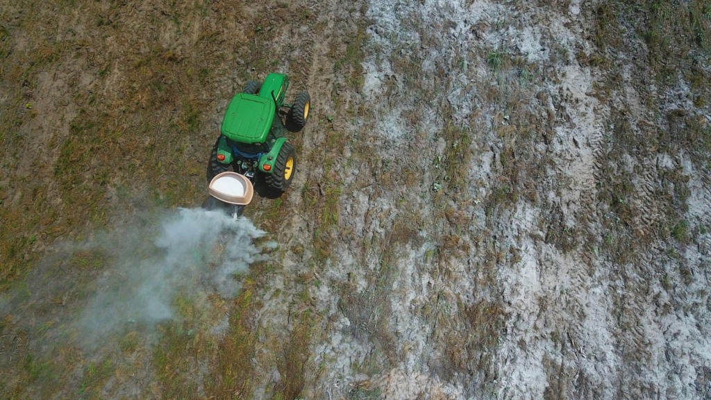 Gradear e aplicar mais calcário são as melhores saídas para corrigir o pH do solo?