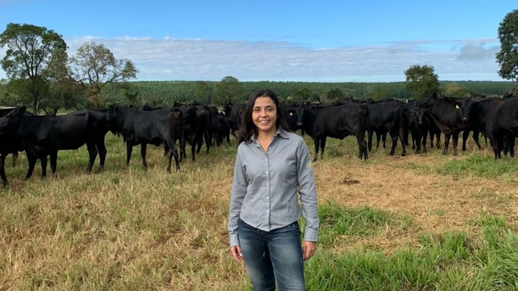 Patricia Caires Molina, médica-veterinária com mestrado e doutorado em nutrição animal com sua produção de bovinos de cruzamento industrial em área de pasto. Foto: Divulgação