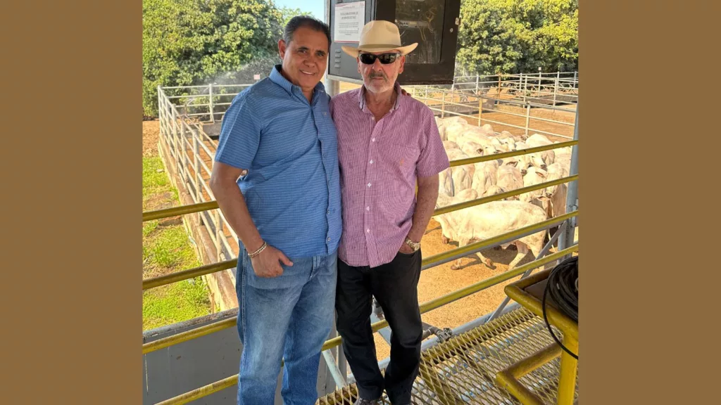 Idamar Toledo com o pecuarista Joaquim José de Deus (à dir.), titular da Fazenda Samambaia. Foto: Divulgação