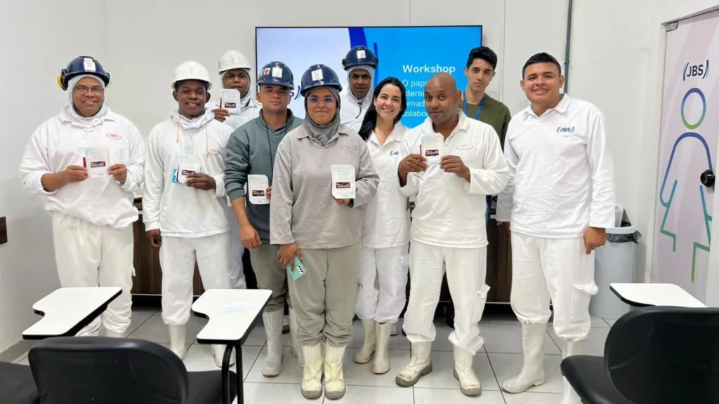 Trabalhadores na unidade de Senador Canedo (GO) em curso de capacitação. Foto: Divulgação