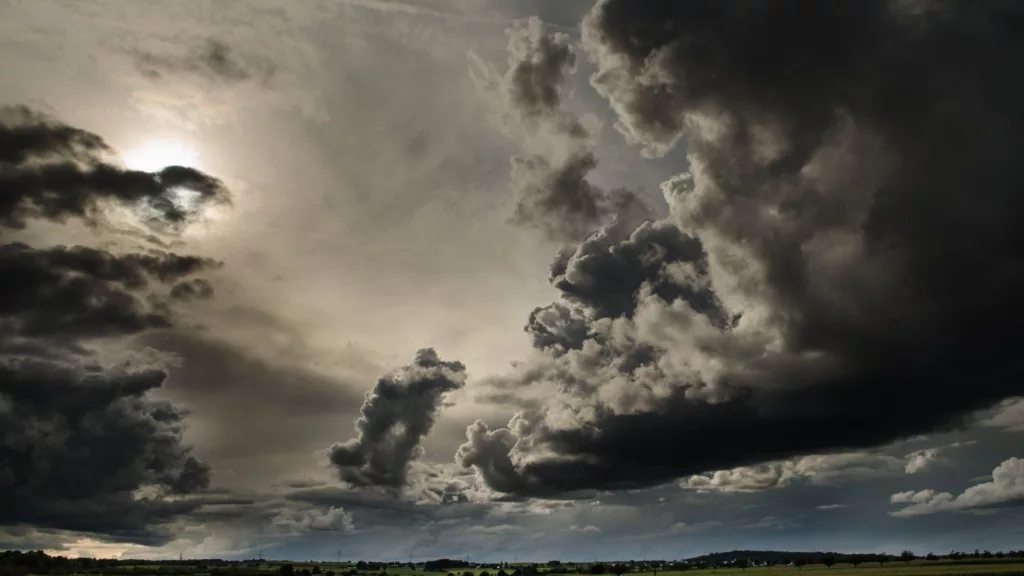 Nuvens carregadas e temporais intensos: faixa oeste do Brasil em alerta