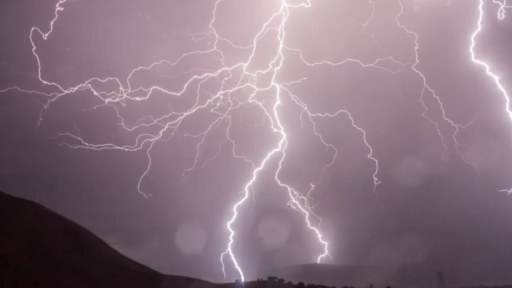 Tempo severo nos pastos: final de semana com risco de granizo e ventos acima de 100 km/h