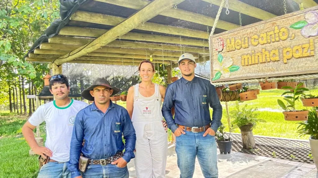 Cíntia junto com sua equipe da fazenda. Foto: Acervo pessoal