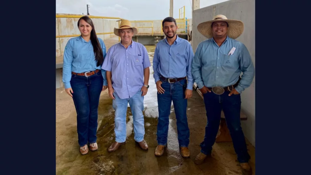 Da esquerda para a direita: Thalittá Iara Américo Triches, analista de rastreabilidade; Divino Humberto Guimarães, Técnico de Registro da ABCZ; João Willian da Silva, supervisor de confinamento; Robson Idalina da Silva, capataz. Foto: Divulgação/ABCZ