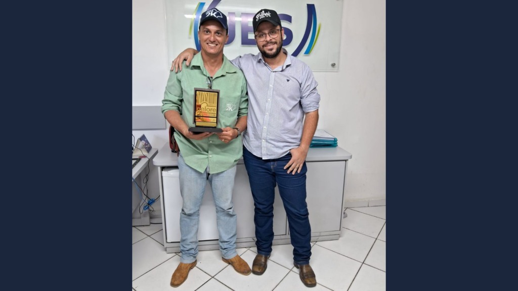 Danilo (à esq.), gerente da 2K, ao lado de Lucas Oliveira, na entrega do troféu do Circuito Nelore de Qualidade 2024. Foto: Divulgação