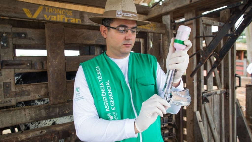 Técnico veterinário no preparo para a vacinação do rebanho. Foto: Wenderson Araujo/CNA