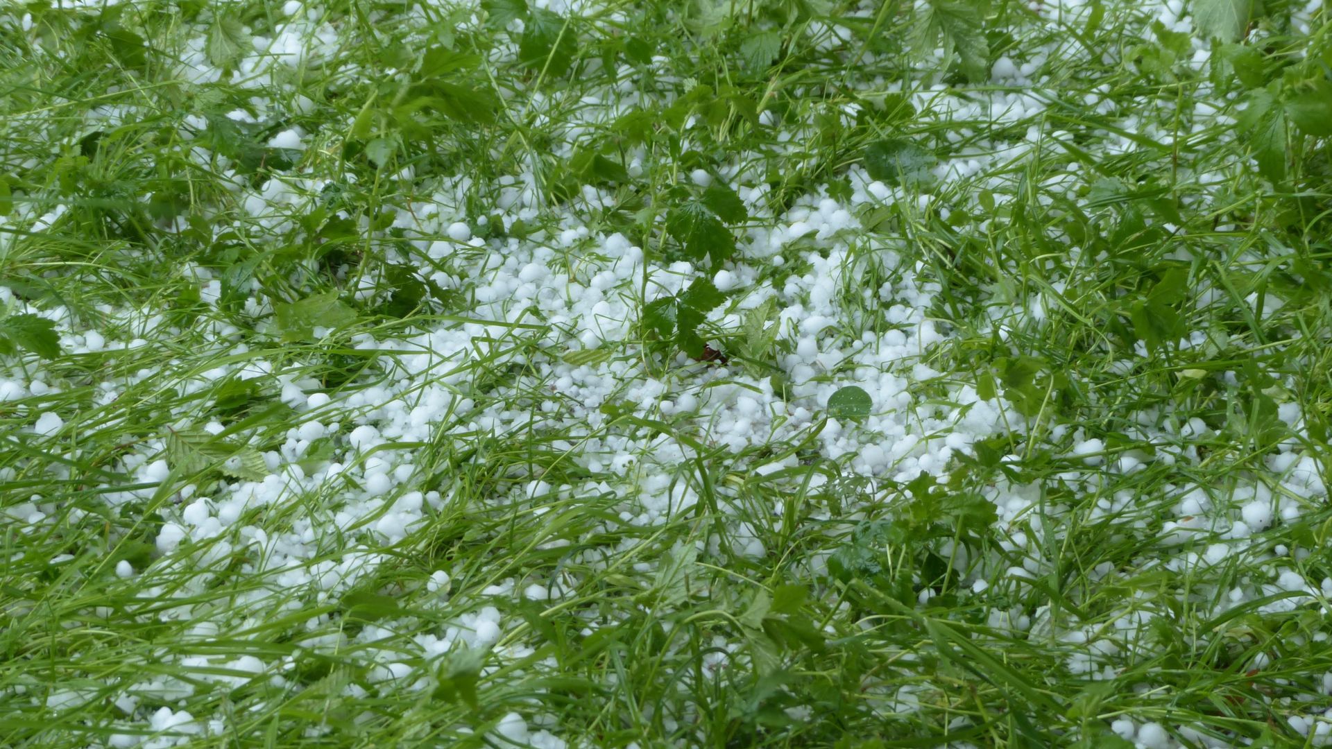 Chuva continua no Brasil Central e alerta para granizo em 3 estados