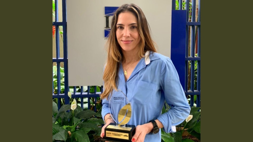 Amália Sechs com troféu de destaque "Mulheres Poderosas do Agro". Foto: Acervo pessoal/Amália Sechis