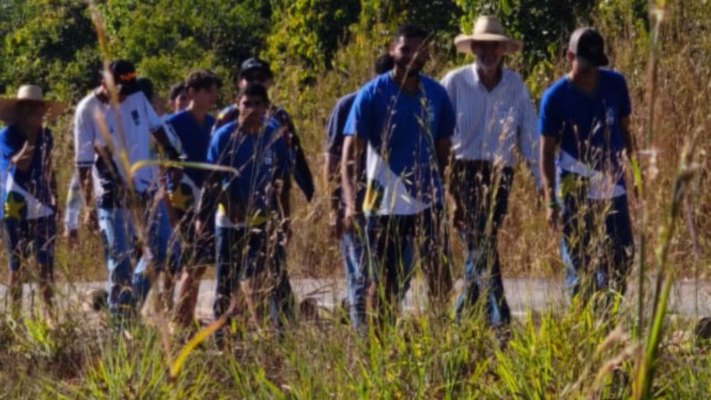 Ação de limpeza na rodovia MT-208 encabeçada pela fazenda Caruru. Foto: Divulgação/Fazenda Caruru