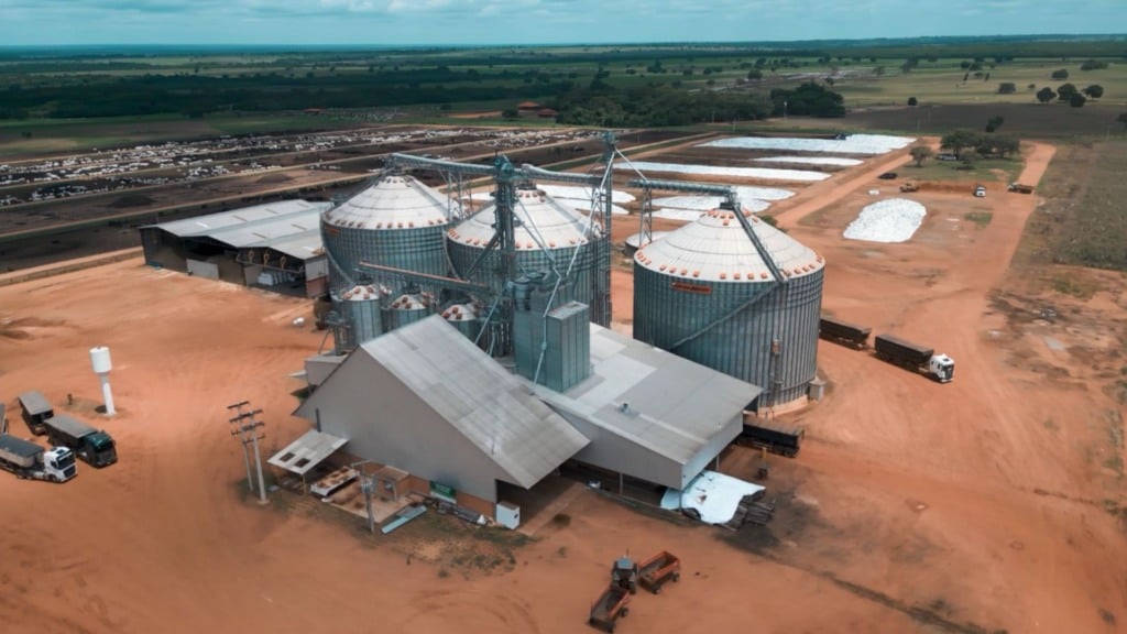 Vista aérea da fazenda Nova Piratinga com silos de grãos, fábrica de ração e confinamento ao fundo. Foto: Reprodução/Giro do Boi