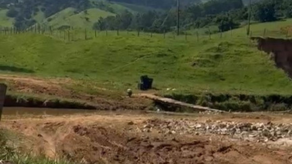 Ap&oacute;s destrui&ccedil;&atilde;o de ponte em Ub&aacute;, produtores improvisaram pinguela. Foto: Divulga&ccedil;&atilde;o Faemg/Senar.